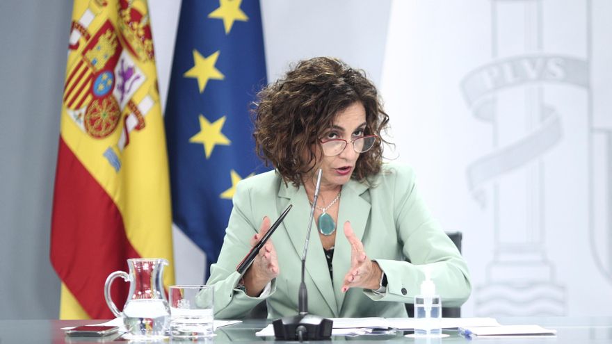 La ministra portavoz y de Hacienda, María Jesús Montero, interviene durante una rueda de prensa posterior al Consejo de Ministros en Moncloa