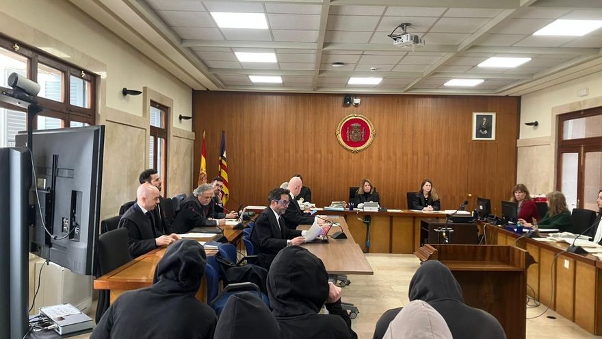 Condenan a ocho jóvenes a hasta 13 años de cárcel por violar 'en manada' a una turista en Magaluf y grabarla 21 veces