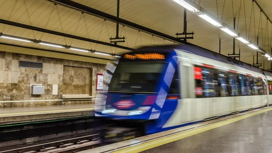 Viajeros echan a grafiteros del Metro de Madrid... mientras trabajadores de seguridad contemplan la escena
