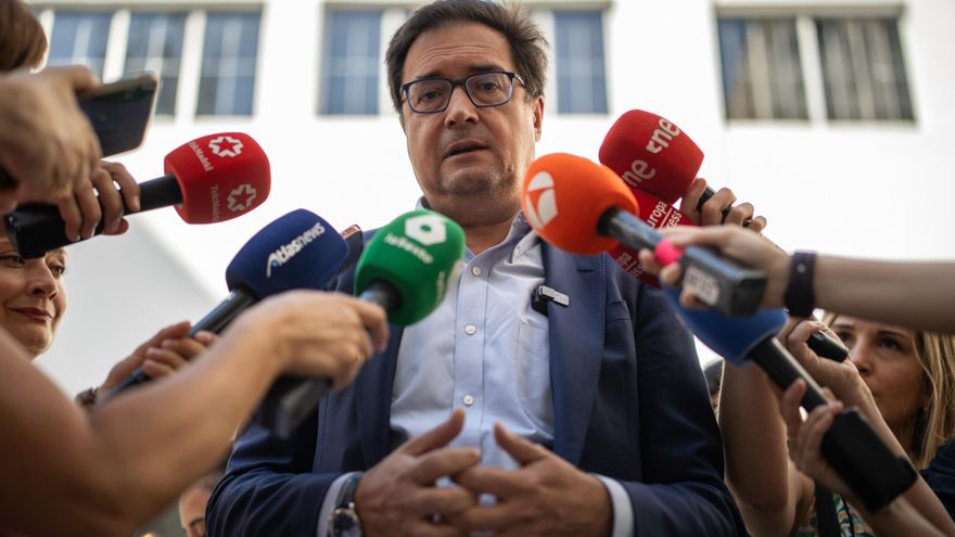 Archivo - El ministro para la Transformación Digital y de la Función Pública, Óscar López, atiende a los medios de comunicación, en el Espacio Ventas, a 17 de julio de 2025, en Madrid (España).