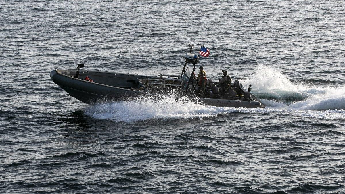 Una lancha estadounidense patrulla el mar Arábigo el 20 de abril.