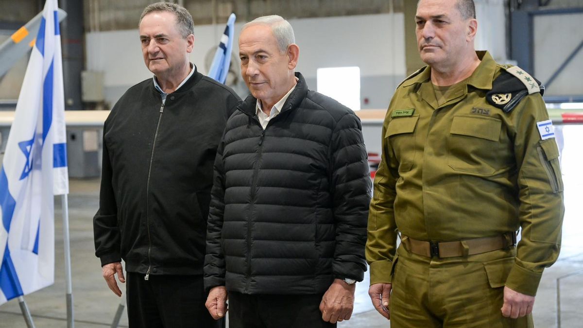 El primer ministro Benjamín Netanyahu (centro), junto al ministro de Defensa, Israel Katz (izq), y al jefe del Estado Mayor, Eyal Zamir (dcha), en la base aérea de Palmachim, el 3 de marzo de 2026.