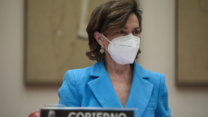 La vicepresidenta primera del Gobierno y ministra de la Presidencia, Relaciones con las Cortes y Memoria Democrática, Carmen Calvo, a su llegada a la Comisión Constitucional en el Congreso de los Diputados, a 12 de mayo de 2021. Calvo comparece a petición