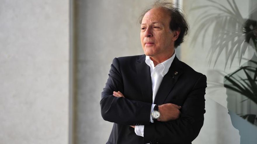Javier Marías: En la política ya ni siquiera hay hipocresía, solo desfachatez