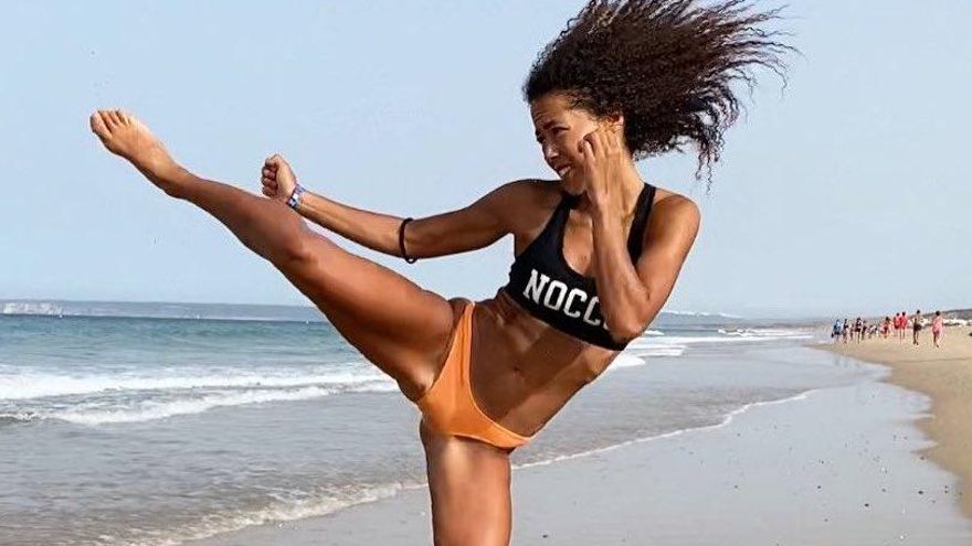 Lara Fernández, del surtidor de gasolina a campeona del mundo de boxeo tailandés sin apoyos