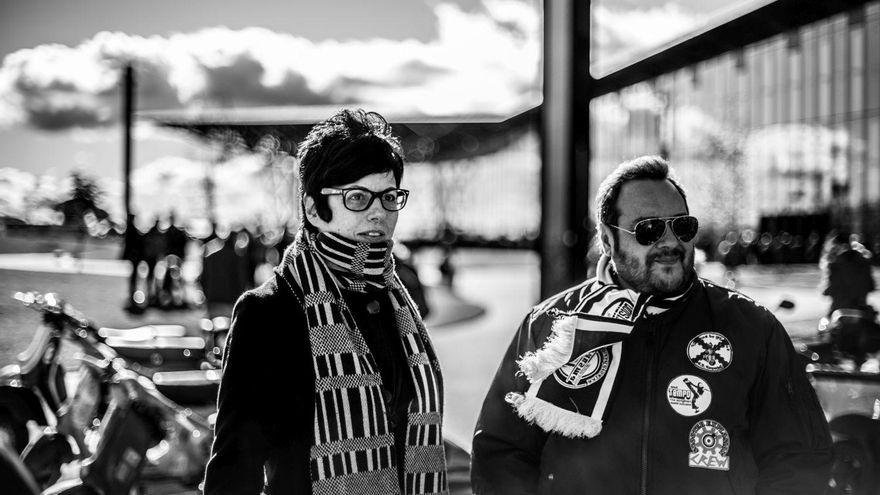 Dos asistentes al Purple Weekend de León, ataviados para la ocasión.