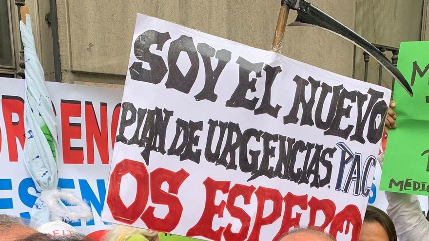 Concentración de sindicatos frente a la Consejería de Sanidad.