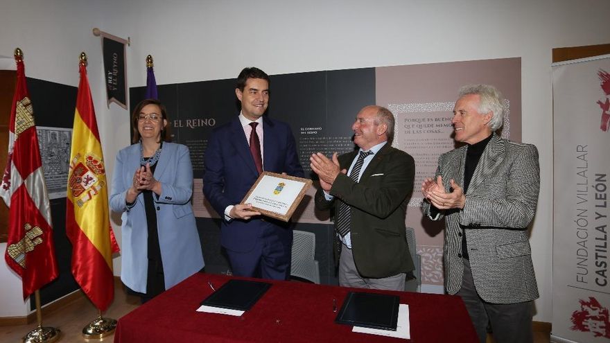 El presidente de las Cortes y de la Fundación Villalar, Ángel Ibáñez(2I), firma un convenio con el alcalde Autillo de Campos, Ángel Castro(2D), con motivo de la conmemoración en 2019, de la Proclamación de Fernando III El Santo como Rey de Castilla. / Brágimo / ICAL