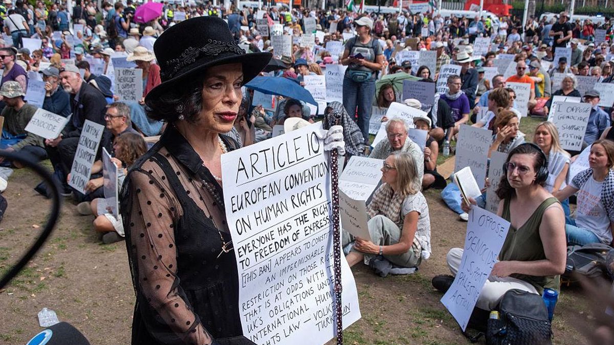 Bianca Jagger con una pancarta en defensa de la libertad de expresión durante la concentración de apoyo al grupo Palestine Action el 9 de agosto, en Londres.