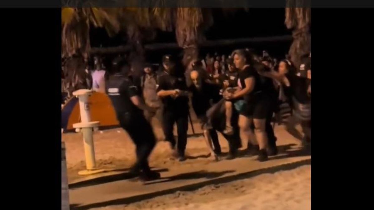 Efectivos de la Policía Local de Alicante desalojan a una persona por encender una hoguera en la playa.