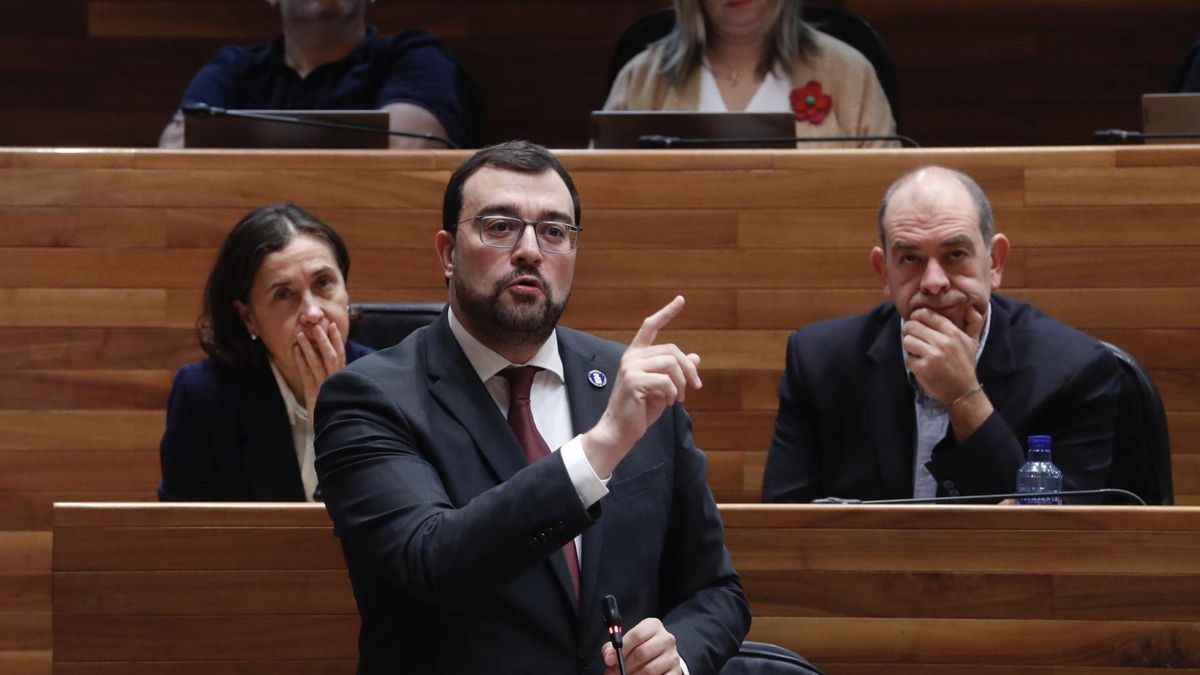 Adrián Barbón en un pleno de la Junta General del Principado.