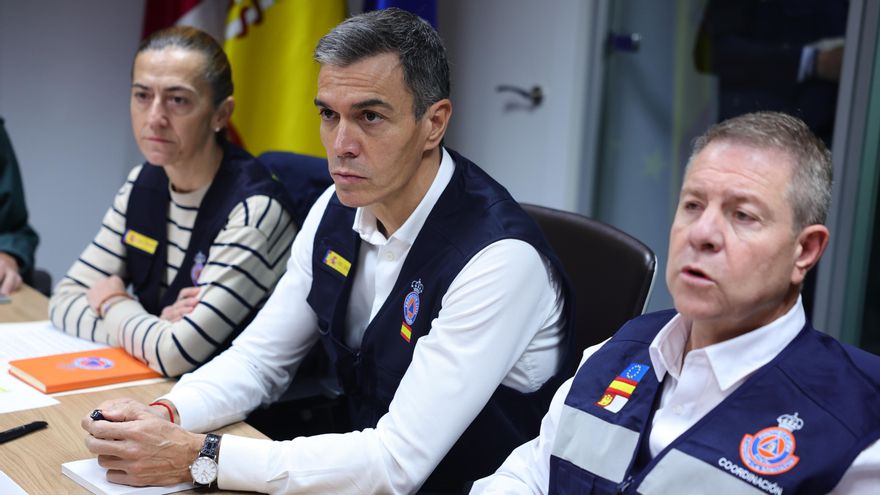 El presidente del Gobierno, Pedro Sánchez, el presidente de Castilla-La Mancha, Emiliano García-Page, y la secretaria general de Protección Civil y Emergencias, Virginia Barcones, durante la reunión del CECOPI este jueves en Toledo.