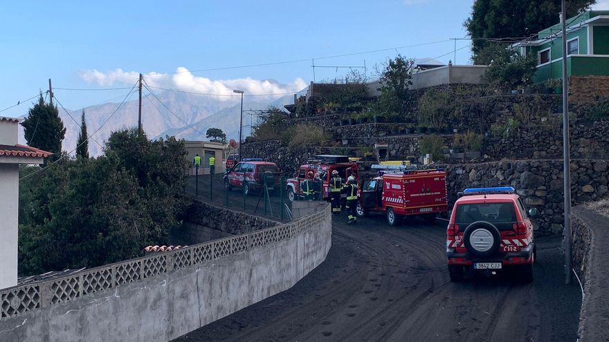 Los bomberos de Tenerife se retiran de Todoque por el aumento de explosiones y por la caída de piroclastos