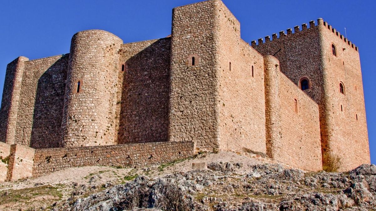 Con baños árabes, castillo mudéjar y calles blanqueadas, en este pequeño pueblo se dice que Jorge Manrique escibió gran parte de su obra