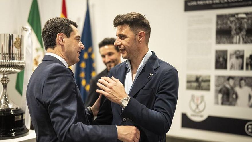 La oposición en bloque denuncia la "espantá" de Moreno en la sesión de control por la final europea del Betis