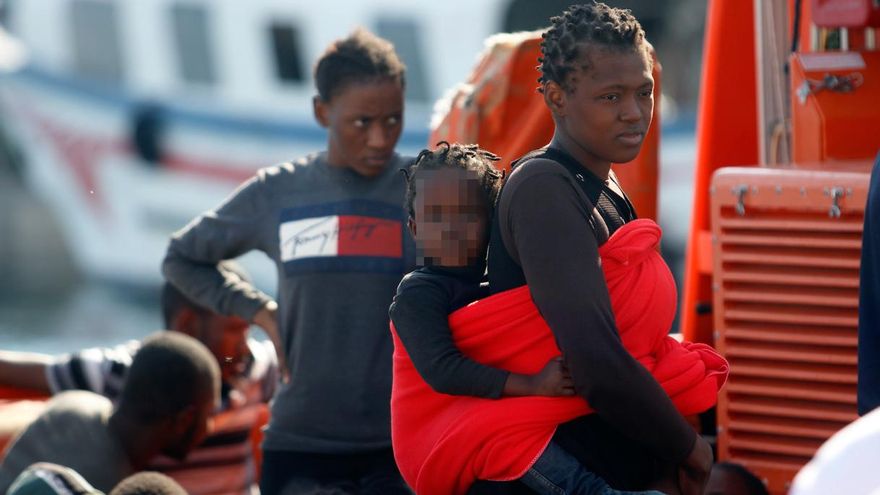 Más de 240 personas, 27 menores, llegan entre el sábado y el domingo en pateras, kayaks y como polizón