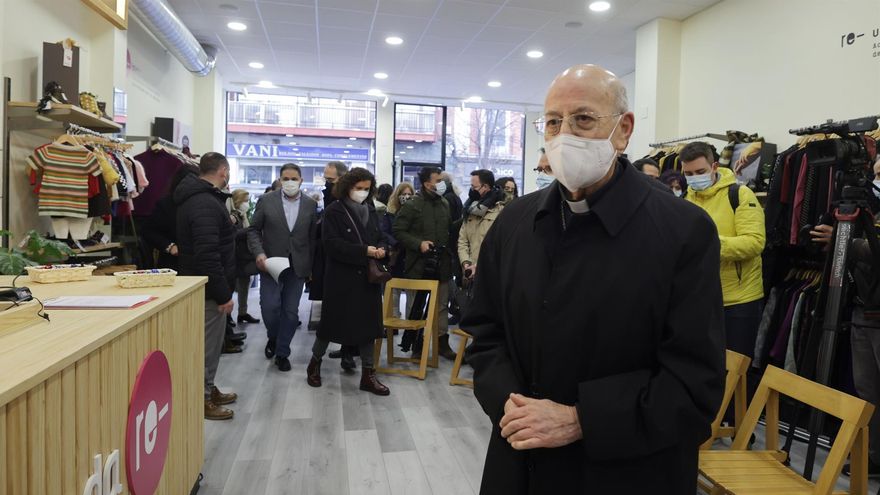 El arzobispo de Valladolid, Ricardo Blázquez, participa en la inauguración de una tienda de Cáritas este jueves en Valladolid. EFE/ José C. Castillo