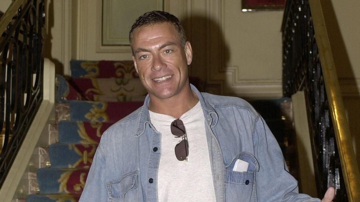 Una biografía para desentrañar el misterio Van Damme, el héroe de acción que fue objeto de deseo para ellos y ellas