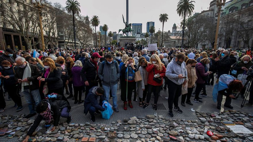 Manifestantes colocan piedras con nombre de víctimas de covid-19 durante un plantón de protesta contra el Gobierno de Alberto Fernández por el manejo de la pandemia  y en memoria de los fallecidos por coronavirus, hoy, frente a la Casa Rosada, en Buenos Aires (Argentina). EFE/ Demian Alda Estevez