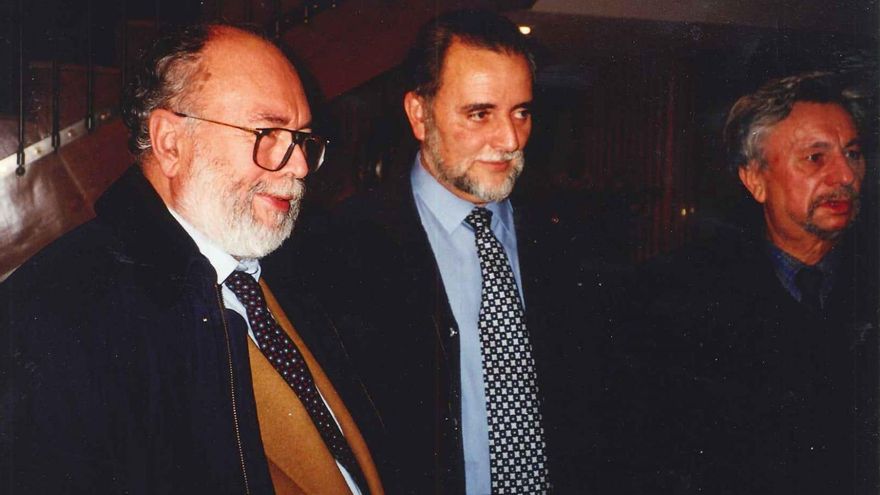 El poeta Carlos Álvarez junto a Julio Anguita