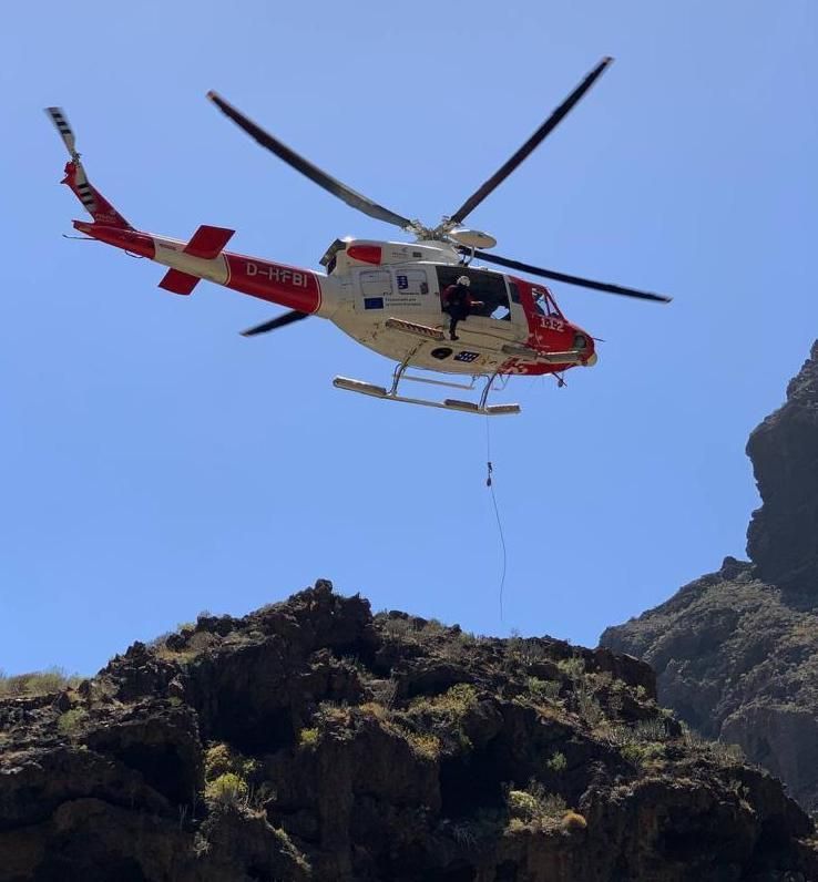 Un momento del rescate en la zona del barranco del Almendro Amargo. 1-1-2