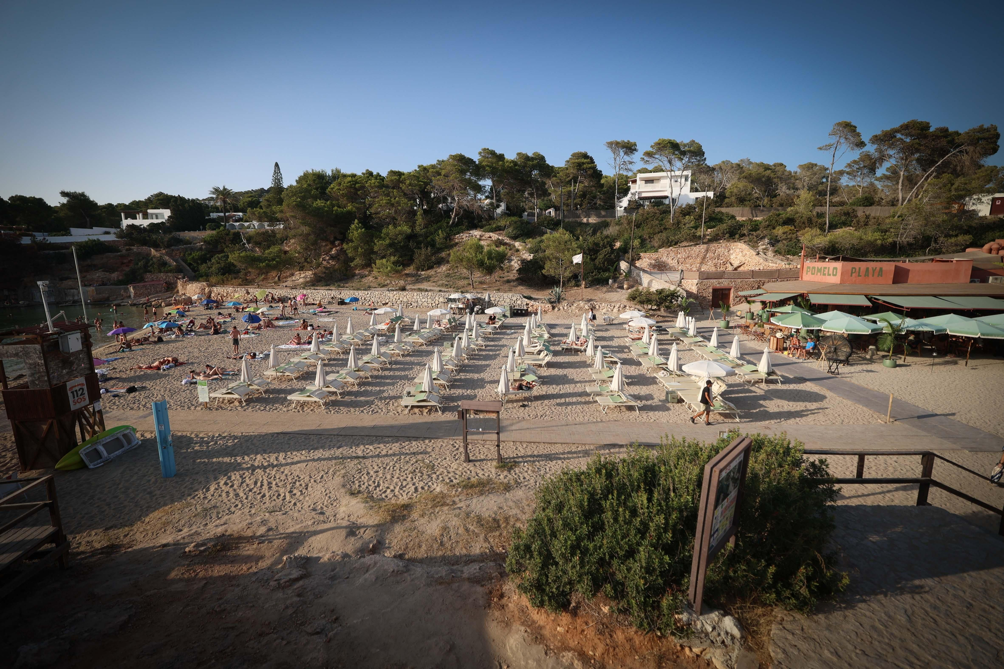 La superfície de playa ocupada por las camas balinesas de la adjuticataria