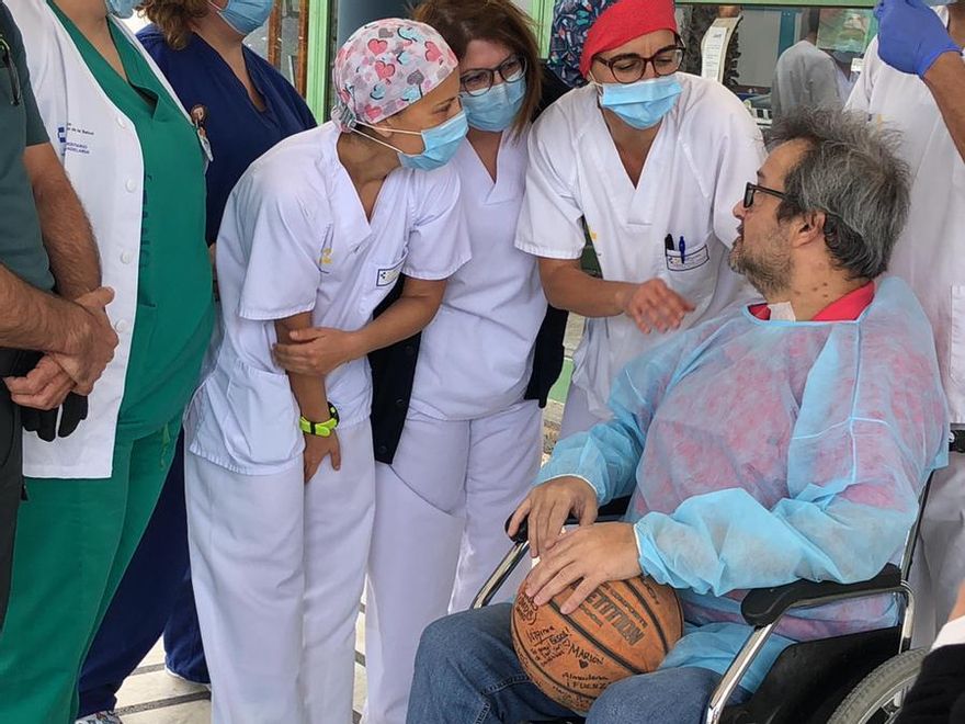 Carmelo, superviviente de COVID-19, en su salida del Hospital Doctor José Molina Orosa