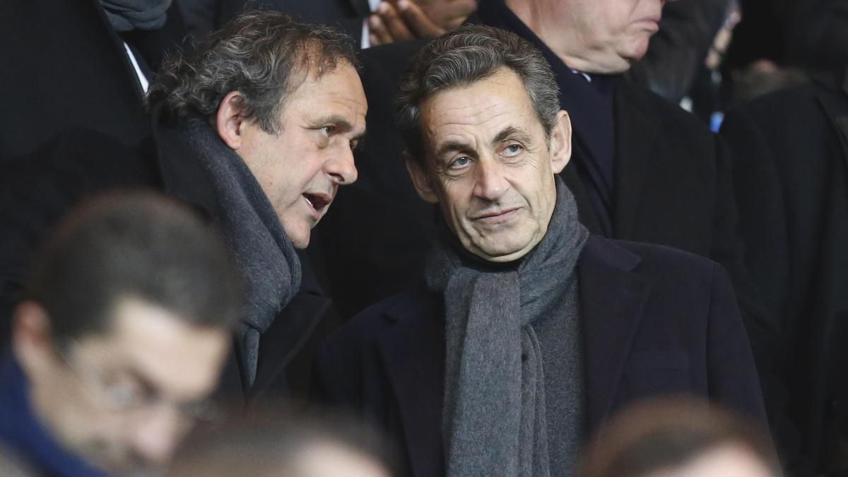 Michel Platini, ex presidente de la UEFA, y Nicolas Sarkozy, ex presidente de Francia, hablando durante de fútbol en el estadio Parc des Princes de París, Francia, en 2015.