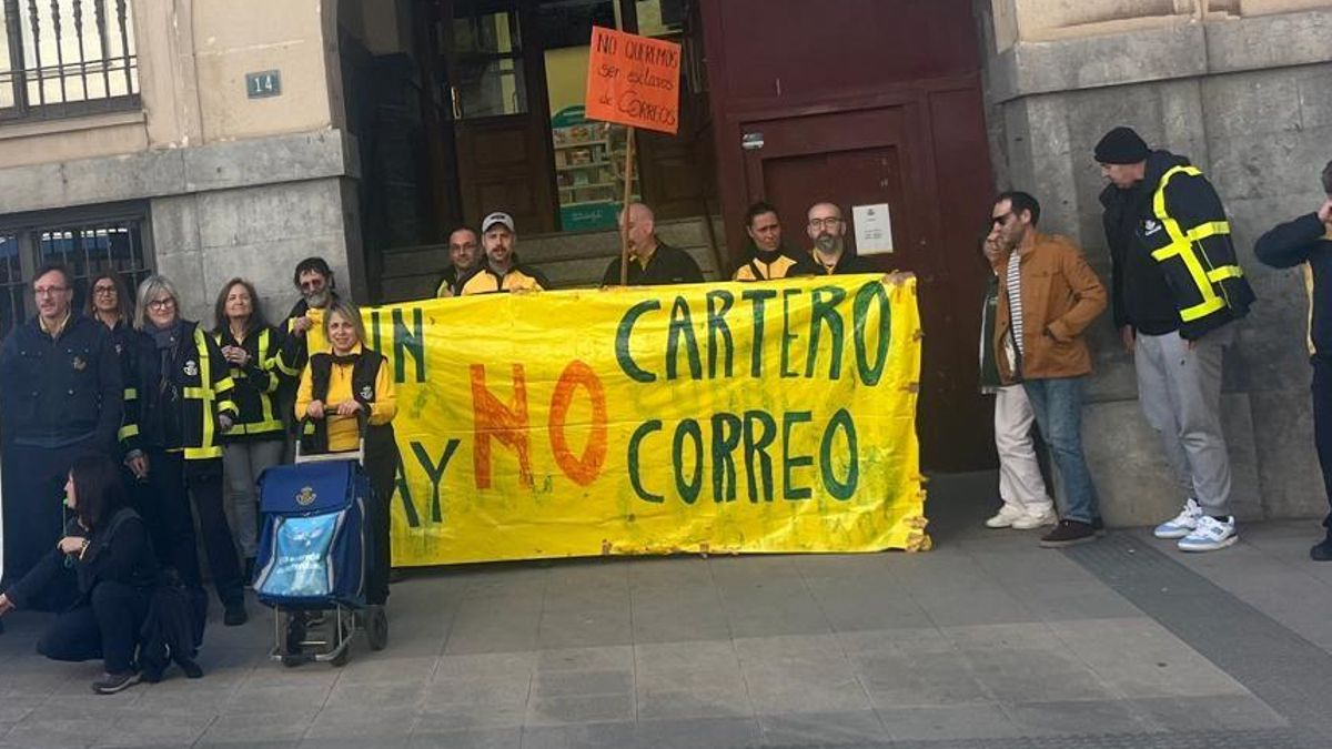 CGT y Marea Postal Cantabria denuncian "la situación crítica" de la cartería de Torrelavega