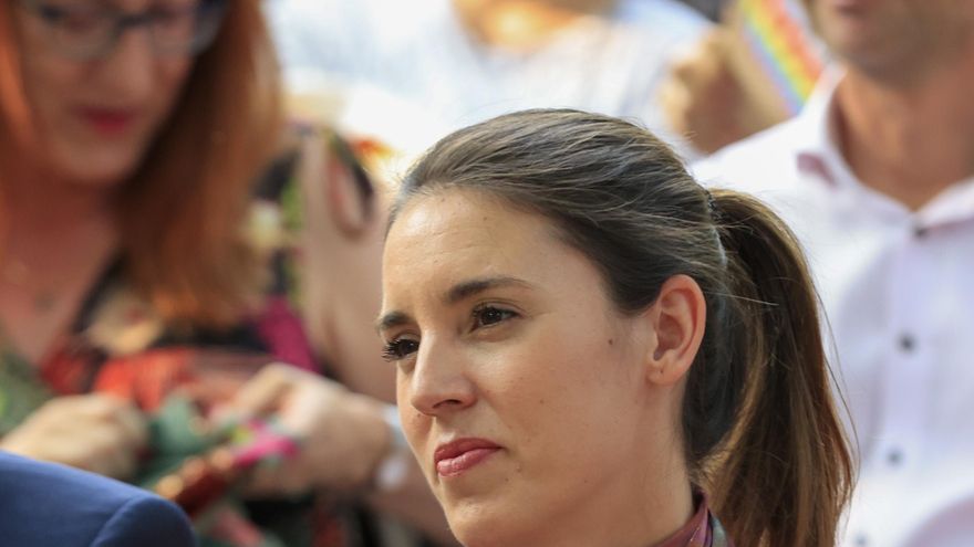 La ministra de Igualdad, Irene Montero, asiste a la entrega de los reconocimientos "Arcoíri"s a personas y entidades que han destacado por su labor en favor del colectivo LGTBI, entre ellos, el expresidente del Gobierno José Luis Rodríguez Zapatero, este martes en el Real Jardín Botánico de Madrid. EFE/ Zipi Aragón