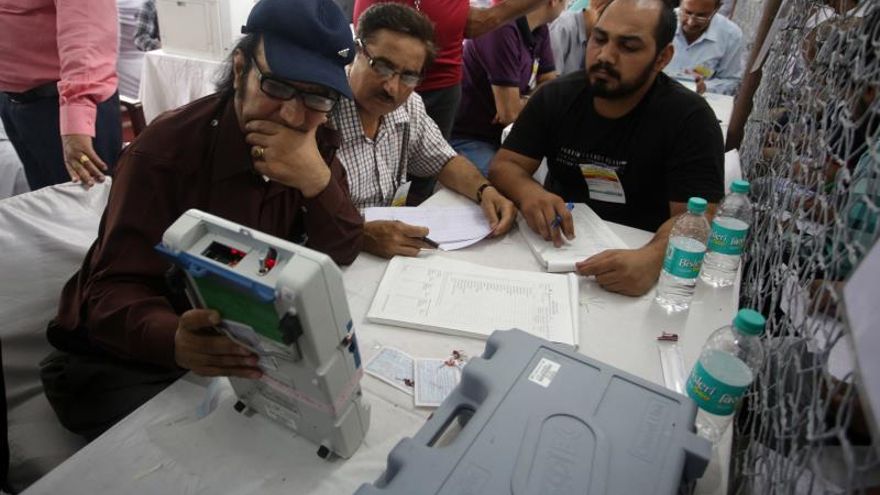 Comienza el recuento electoral en India con el partido de Modi en cabeza