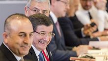 El primer ministro turco, Ahmet Davutoglu (2ºizda), asiste a una comida de trabajo durante la reunión especial con Turquía en Bruselas (Bélgica) hoy. EFE