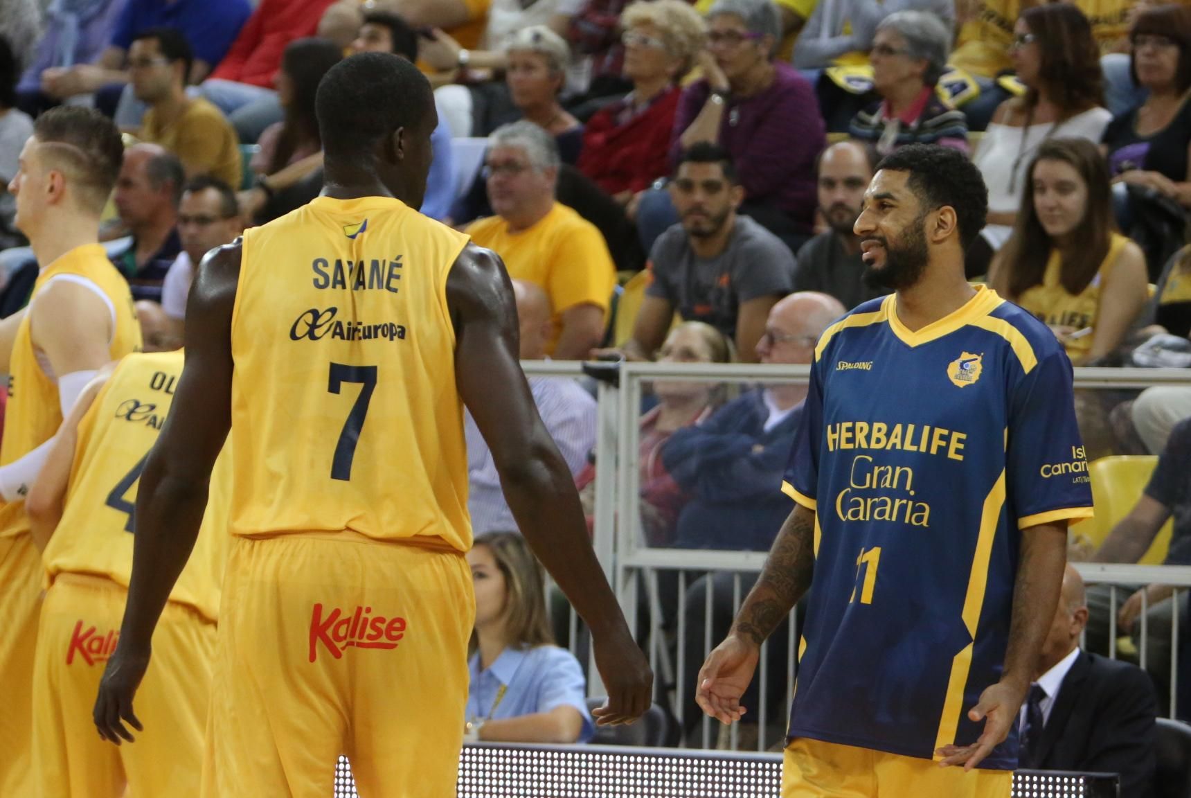 Encuentro entre el Herbalife Gran Canaria y Rio Natura Monbus Obradoiro en el Gran Canaria Arena.