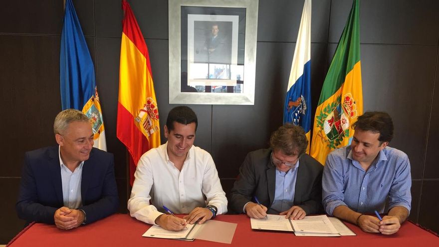 En la imagen, un momento de la firma del convenio.