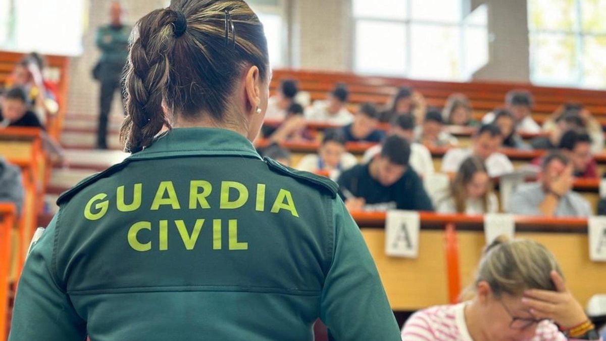 Una agente de la Guardia Civil en un aula.(GUARDIA CIVIL)