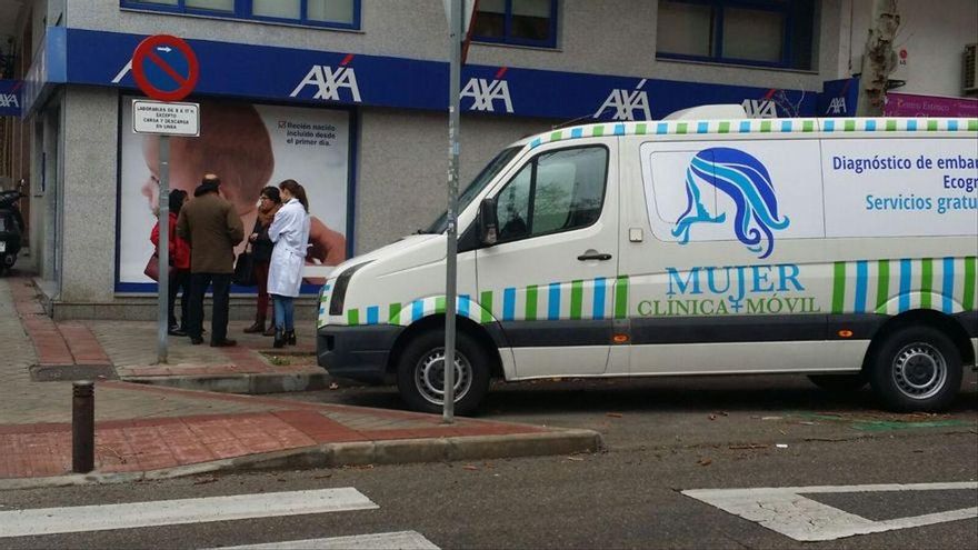 Ambulancia de Derecho a Vivir que hacía ecografías a las puertas de Dator (Madrid).