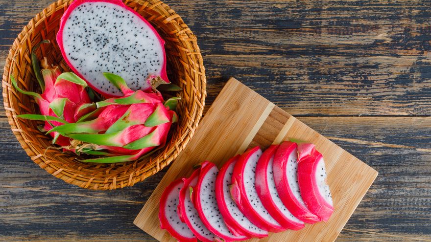 Cómo preparar y comer la pitahaya, una fruta fresca, colorida y repleta de nutrientes