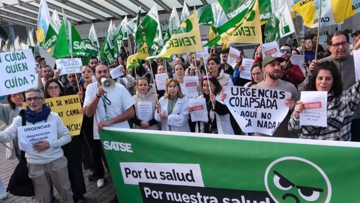 Trabajadores del servicio de urgencias del Hospital Universitario de Canarias (HUC), durante una protesta a la puerta del centro. (Efe)