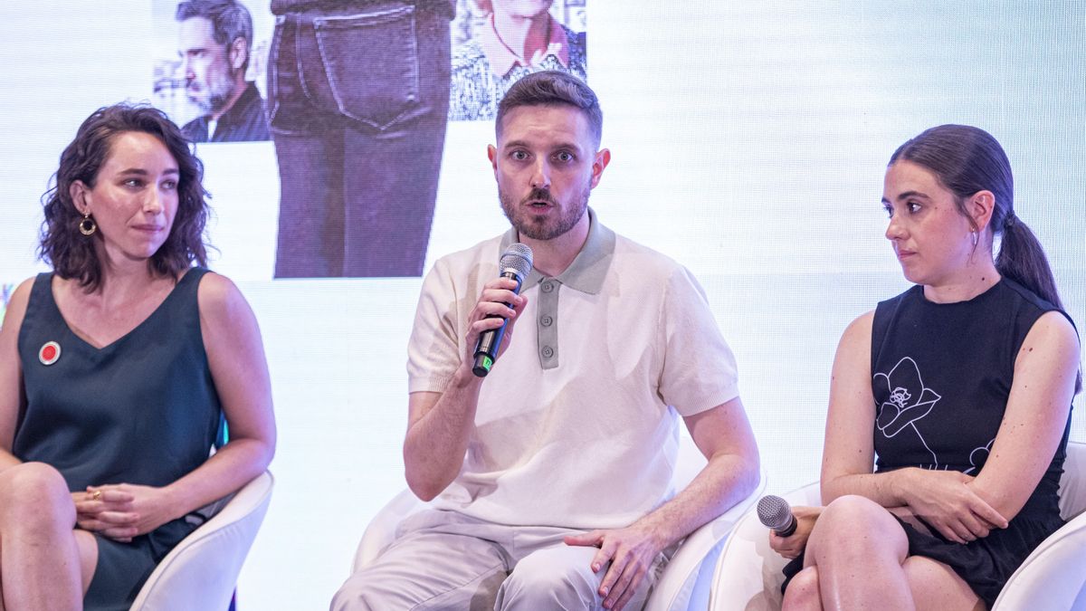 Iker Azcoitia, hablando en la presentación de 'Romi'