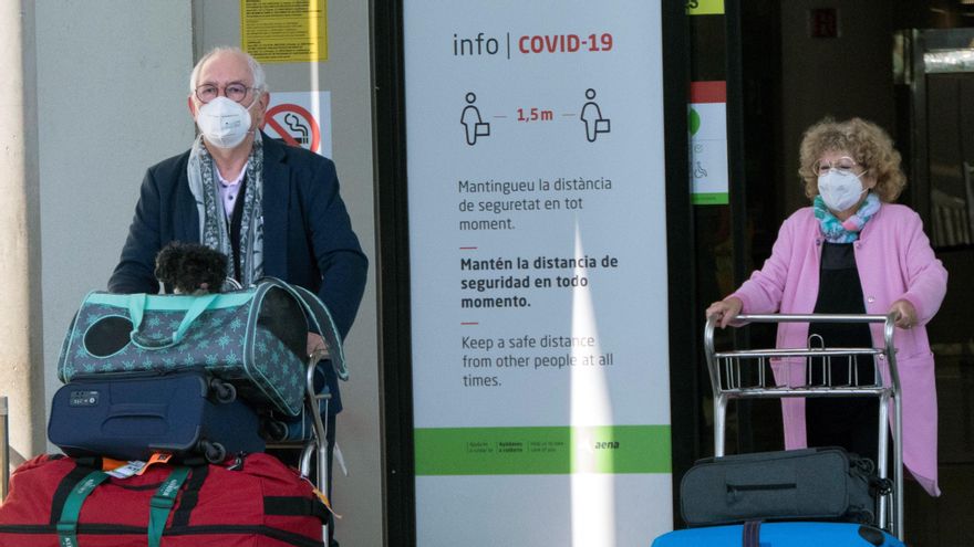 Pasajeros a su llegada este domingo al aeropuerto de Palma de Mallorca. EFE/CATI CLADERA.