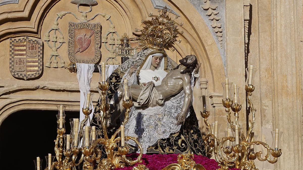 La procesión de la Hermandad de Las Angustias, en imágenes