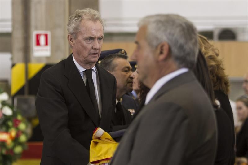 El ministro de Defensa, Pedro Morenés, impuso a título póstumo la Cruz del Mérito Aeronáutico con distintivo amarillo a los cuatro militares del Ejército del Aire que fallecieron el pasado 19 de marzo al precipitarse un helicóptero al mar en aguas de Canarias. EFE/Ángel Medina G.