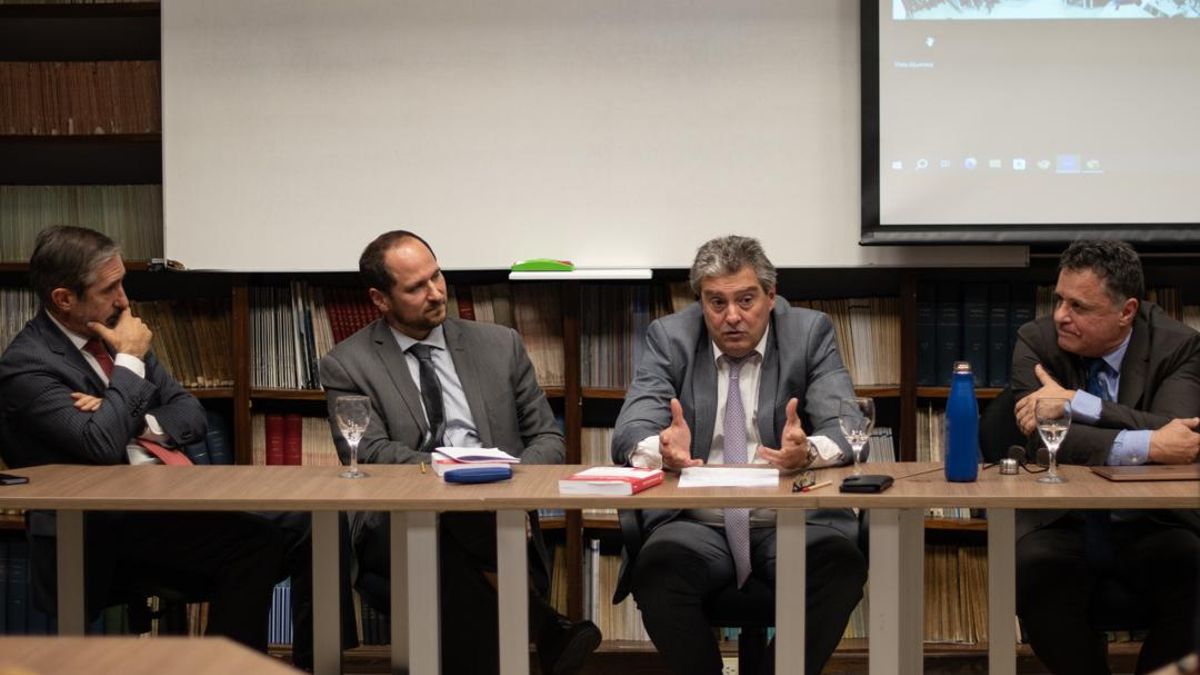 Alejandro Freeland (tercero desde la izquierda), durante la presentación de su libro "El estado de necesidad agresivo justificante" en la Universidad Austral