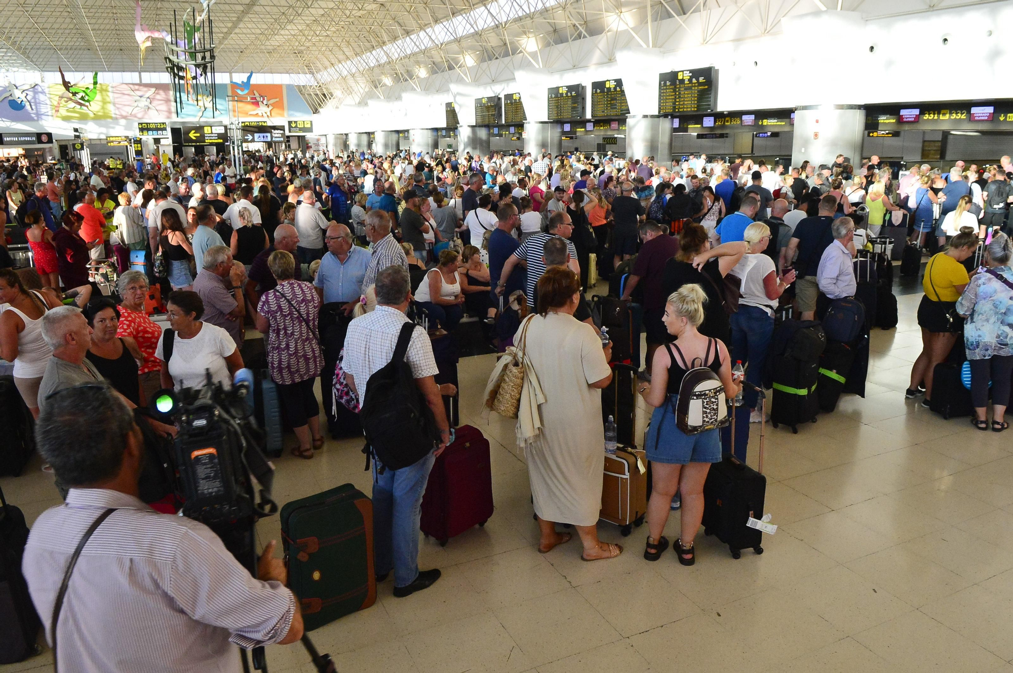 Turistas afectados por el quiebre de Thomas Cook en el aeropuerto de Gran Canaria. (Ángel Sarmiento).