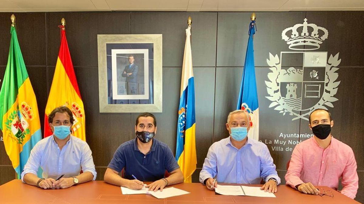 Firma del convenio entre el Ayuntamiento de Breña Baja y Radio Ecca.