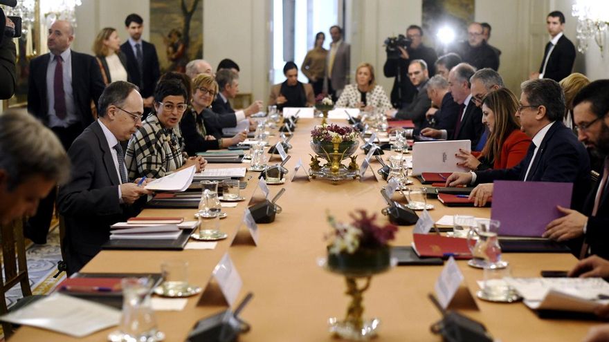 Exteriores asegura a los alcaldes del Campo de Gibraltar que pondrá sus intereses en el centro de la negociación