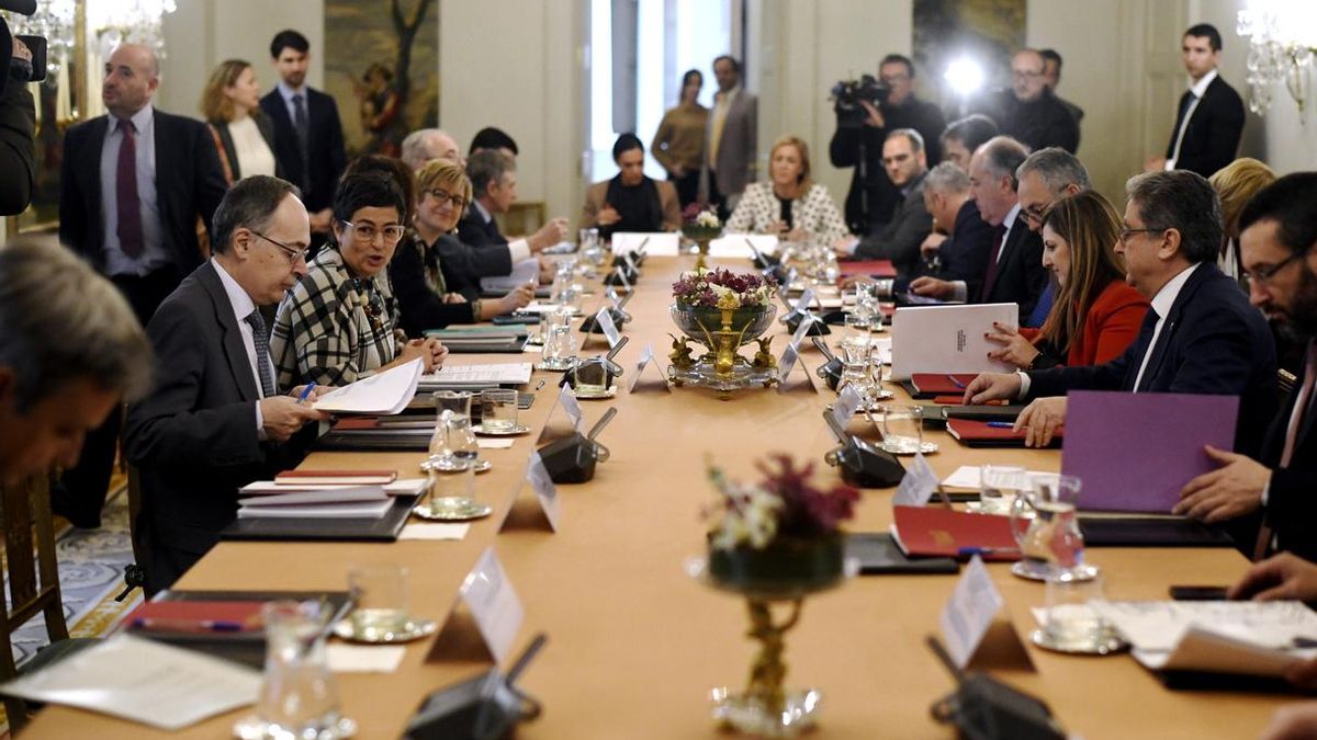 Exteriores asegura a los alcaldes del Campo de Gibraltar que pondrá sus intereses en el centro de la negociación