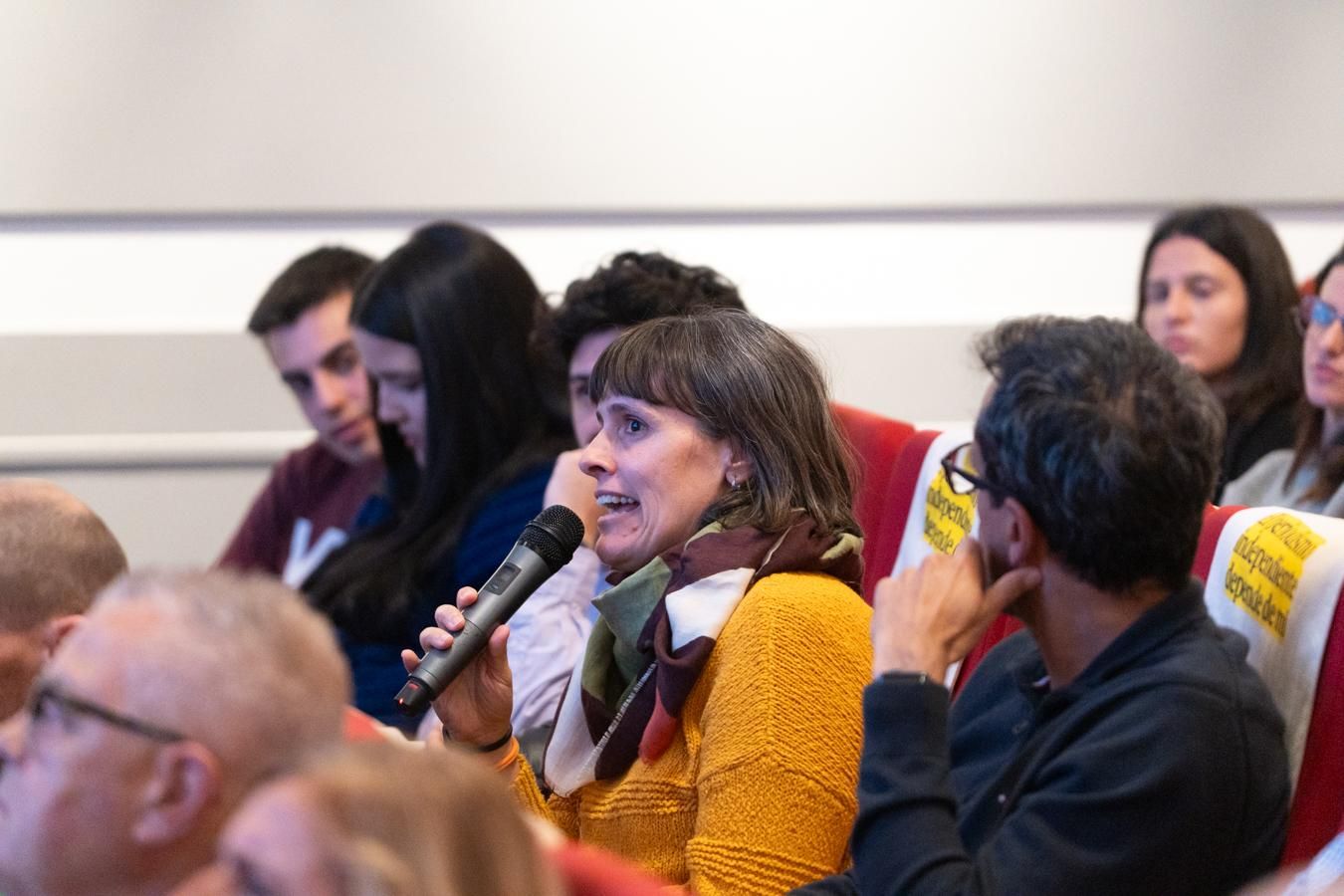 Una lectora de elDiario.es formula una pregunta al director del periódico, Ignacio Escolar.