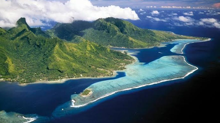 La isla polinesia cuyo nombre significa "lagarto dorado" fue refugio de un rey derrotado y tiene una bahía con el nombre de alguien que nunca ancló en ella
