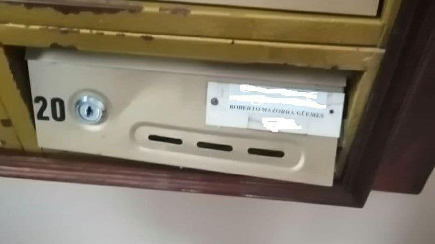 Destrozos en el buzón de la vivienda.